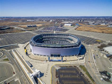 Metlife stadium. - MetLife Stadium on stadion East Rutherfordissa, New Jerseyn osavaltiossa, Yhdysvalloissa. Se kuuluu MetLife Sport Complexiin yhdessä Izod Center-areenan ja Meadowlands Racetrack-hevosurheiluradan kanssa. Tällä hetkellä stadionilla kotiottelunsa pelaa NFL-joukkueet New York Giants ja New York Jets.